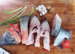 Illustration of how to make fried and braised red pomfret 2