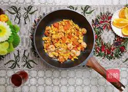 Illustration of how to make scrambled eggs with shrimps and tomatoes 8