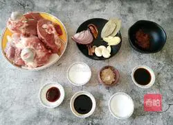 Illustration of how to make Northeastern soybean paste bones 1