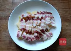 Illustration of how to make steamed bacon with winter bamboo shoots 5