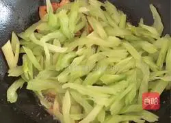 Illustration of how to stir-fry pork belly with dried celery 9
