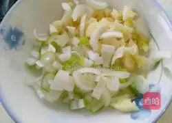 西Illustration of how to stir-fry cashews with celery and lily 9