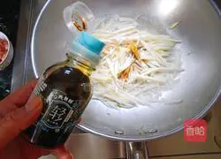 Illustration of how to make delicious wild rice stir-fried shrimps 5