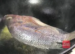 Illustration of how to cook crucian carp with coriander 6