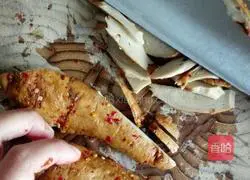 Illustration of how to make fish-flavored shredded pork 1