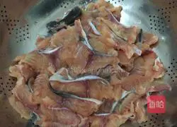 Illustration of how to cook fish in boiling water 1