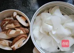 Illustration of how to make braised pork with radish and mushrooms 1