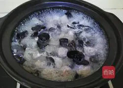 Illustration of how to make sea cucumber and fungus meatball soup 6