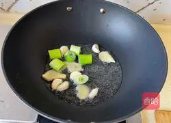 Illustration of how to cook crucian carp in sauce 6