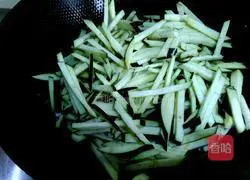 Illustration of how to stir-fry minced meat and shredded eggplant 4