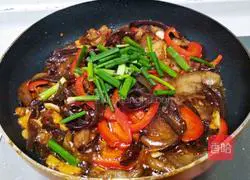 Illustration of the recipe for twice-cooked pork with sweet pepper and fungus 17