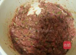 Illustration of how to make fresh meat glutinous rice balls 1