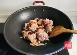 #Northeast#Illustration of how to stew sauerkraut with big bones 6