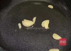 Illustration of how to stir-fry squid and celery 6