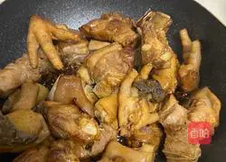 Illustration of how to make pork trotters, ribs and prawns in pot 3