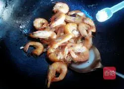 Illustration of how to fry prawns in oil 4