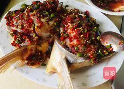 Illustration of how to steam fish head with chopped pepper 9