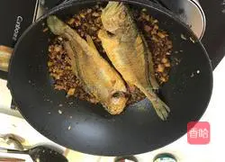 Illustration of how to cook dry-roasted yellow croaker 12