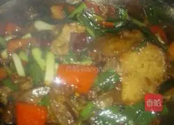  Illustration of how to make stir-fried twice-cooked pork 7