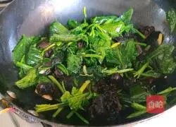 Illustration of how to make scrambled eggs with fungus, spinach and eggs on the 15th day of the first lunar month