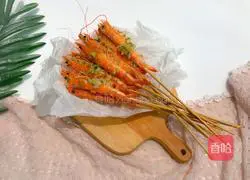 Illustration of how to make garlic skewered shrimp 7