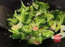 Illustration of how to stir-fry shrimps with broccoli 8
