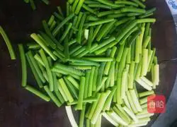 Illustration of how to make fried bacon with garlic sprouts 4