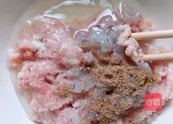 Illustration of how to make shrimp and pork balls 3