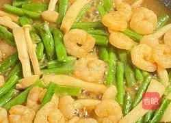 Start trying the Mediterranean diet Day 2 | Illustration of one-pot stir-fry with shrimps, seafood, mushrooms and green beans 7