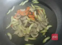 Illustration of how to stir-fry celery and lily 2