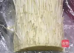 Illustration of how to make fried enoki mushrooms with lean meat 1