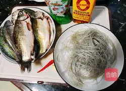 Illustration of how to make crucian carp vermicelli pot 1