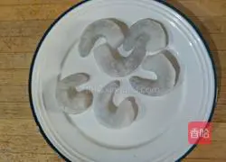 Fruit, Potato and Shrimp Salad (Illustration of Tips to Keep Eggs from Cracking 2