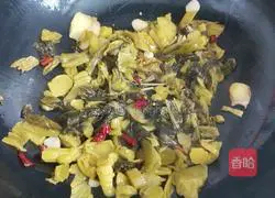 Illustration of how to make pickled fish in golden soup 6