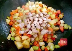 Illustration of how to make three diced pork stir-fry 11