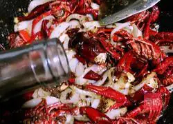 Illustration of how to make spicy crayfish with shrimp and eggs 10