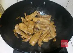 Illustration of braised duck wings with Zhuhou sauce 6