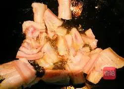 Illustration of how to cook twice-cooked pork with green onions 7