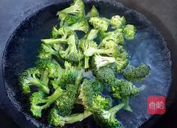 Illustration of how to cook broccoli with tomato sauce 3