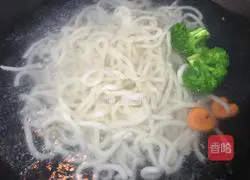 Illustration of how to make fried udon noodles with three shreds of tomato sauce 4