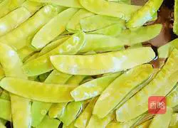 Illustration of how to make fried snow peas with bacon 2