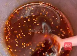 Illustration of how to cook small seafood in sauce 2