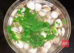 Illustration of how to scald the bleeding clams in boiling water 4