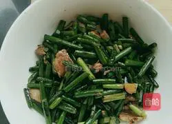 Illustration of how to make fried meat with garlic moss 3