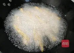 Illustration of how to make dry-fried lotus root sticks 10