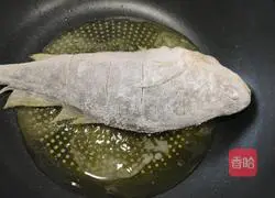 Braised big fish Illustration of how to make yellow croaker 5