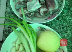 Illustration of how to make steamed pork ribs with potato flour 1