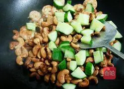 Illustration of how to make fried shrimps with cashew nuts 7