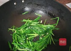 Illustration of how to make stir-fried river shrimp with leeks 9