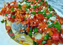 Illustration of how to make fish head with chopped pepper 14